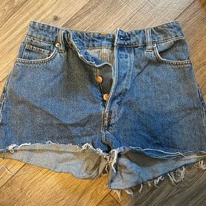 High waisted vintage denim shorts. Buttons closure. Frayed hem. Size 2